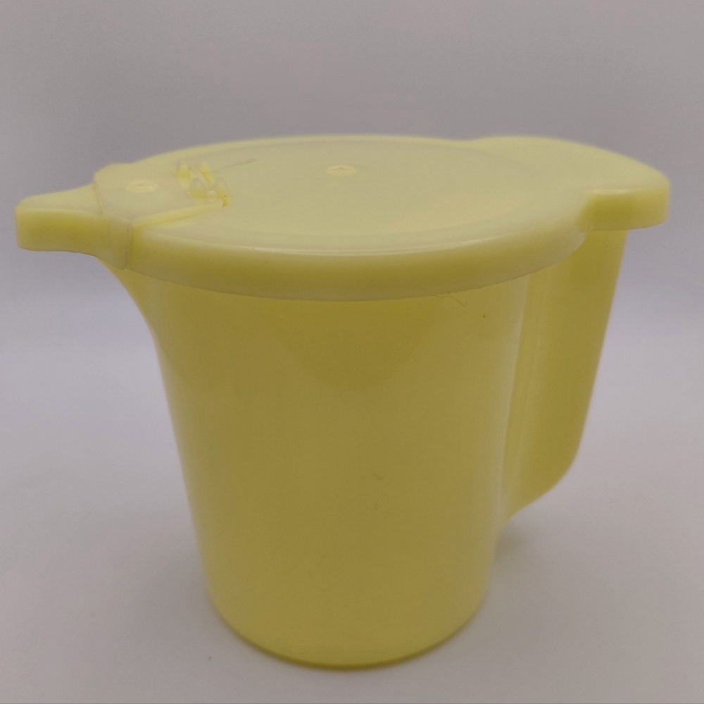 70s Tupperware Pastel Yellow Plastic Creamer #574-3 Classic Snap Shut Spout EUC